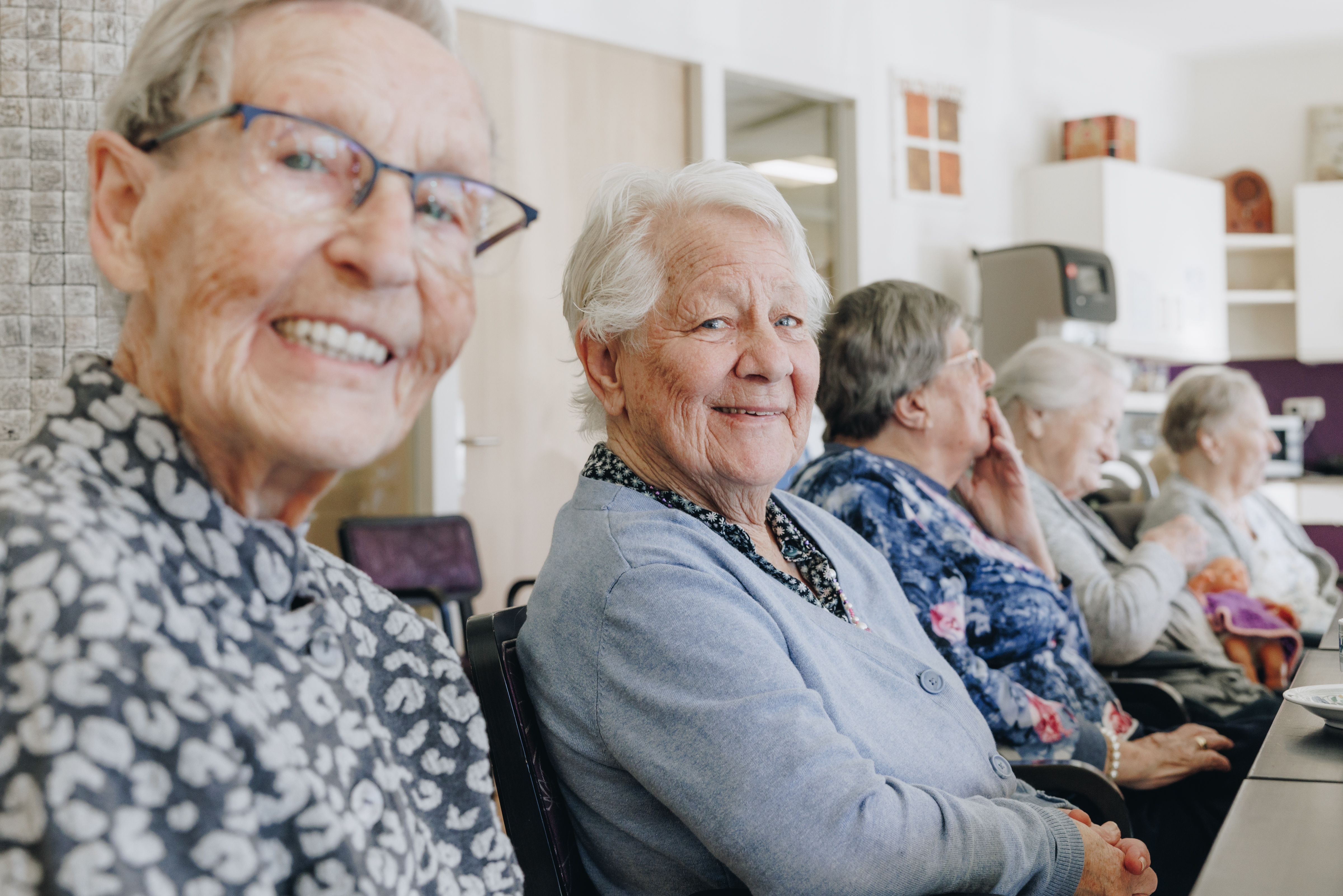 03 04 2023 Gouwestein Zorgpartners Bewoners Lachen Samen Tafel Huiskamer