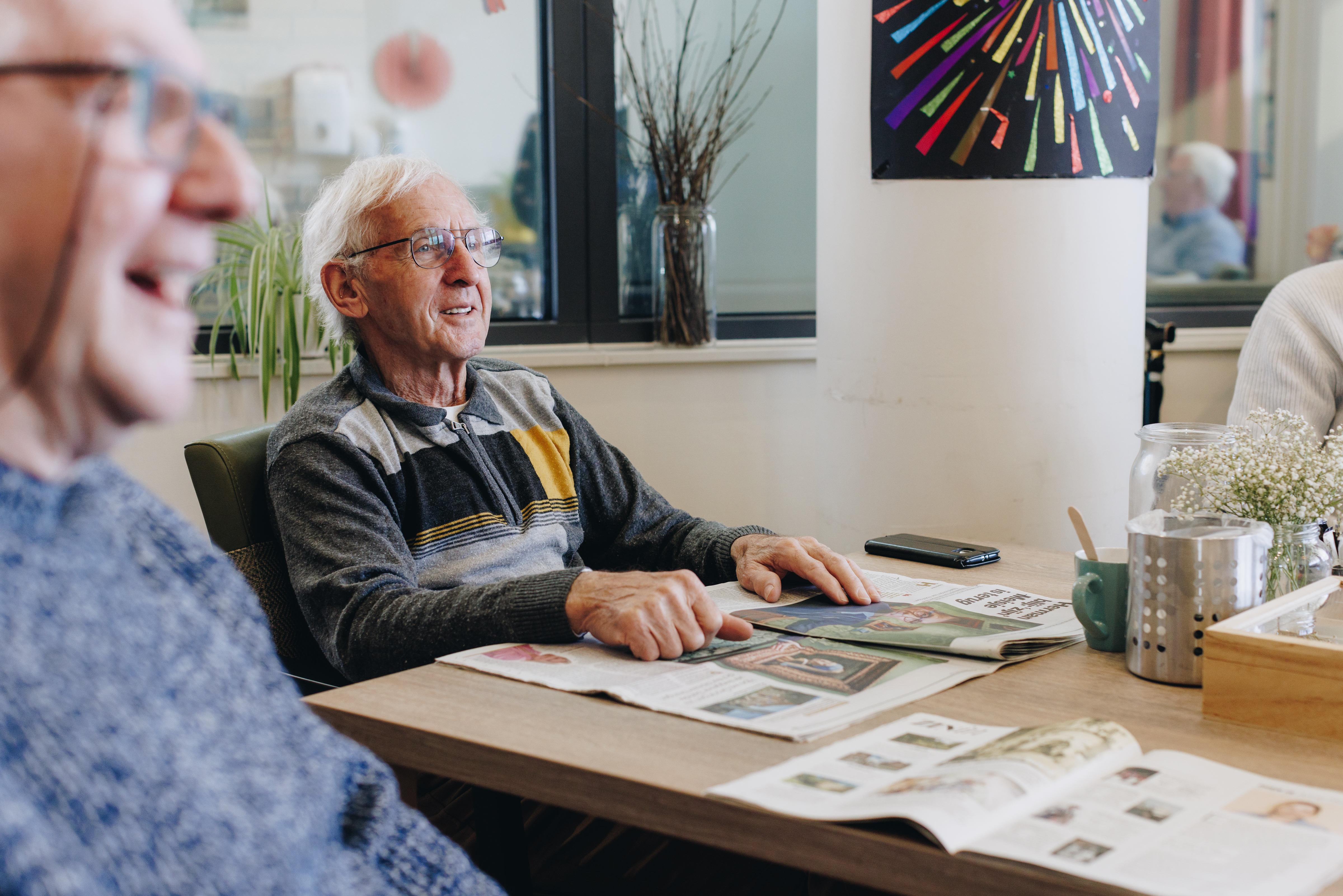 11 04 2023 ZPMH Prinsenhof Bewoners Lachen Interactie Krant Tafel Gezellig
