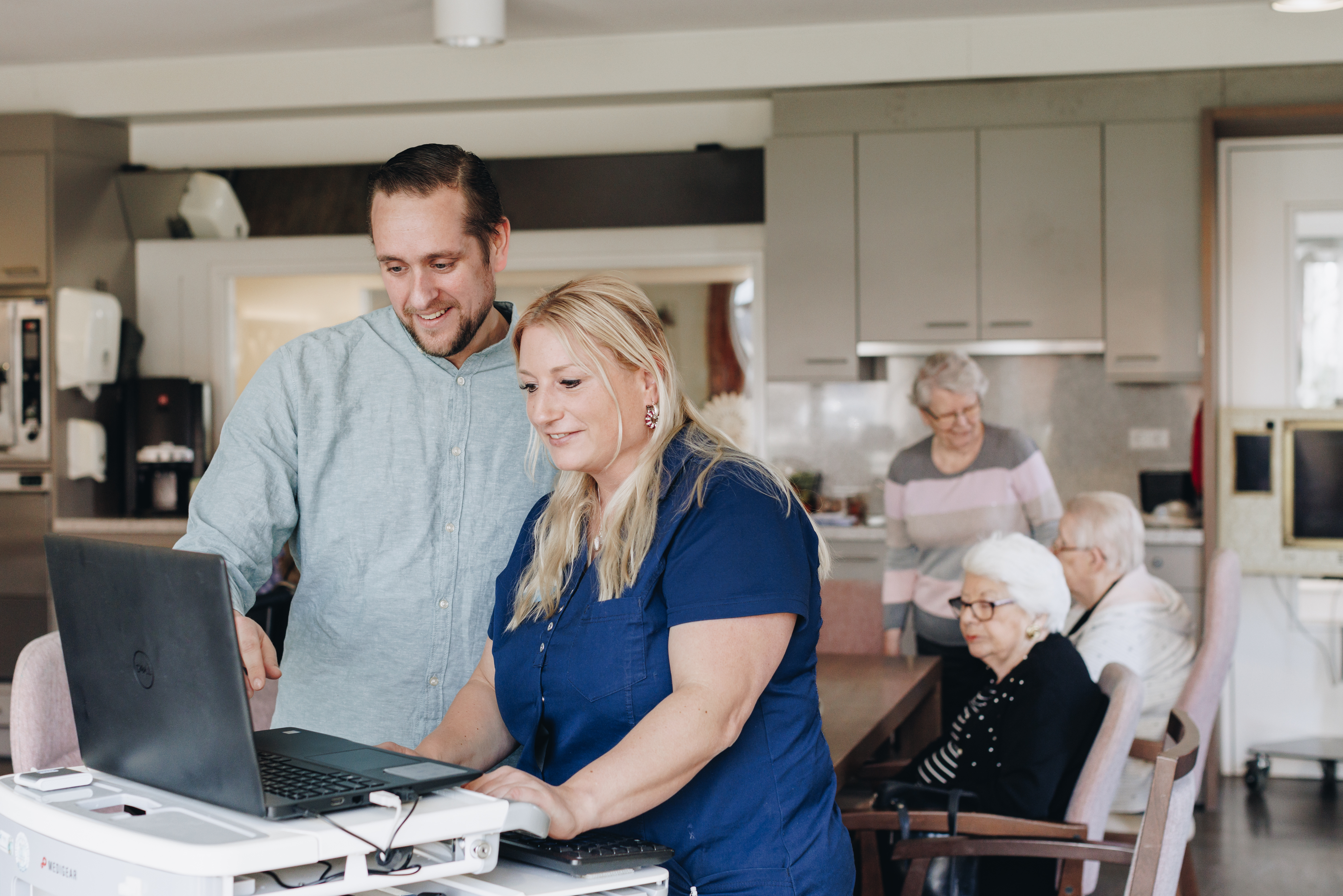 18 04 2023 Zorgpartners De Hanepraij Medewerkers Bewoners Laptop Keuken