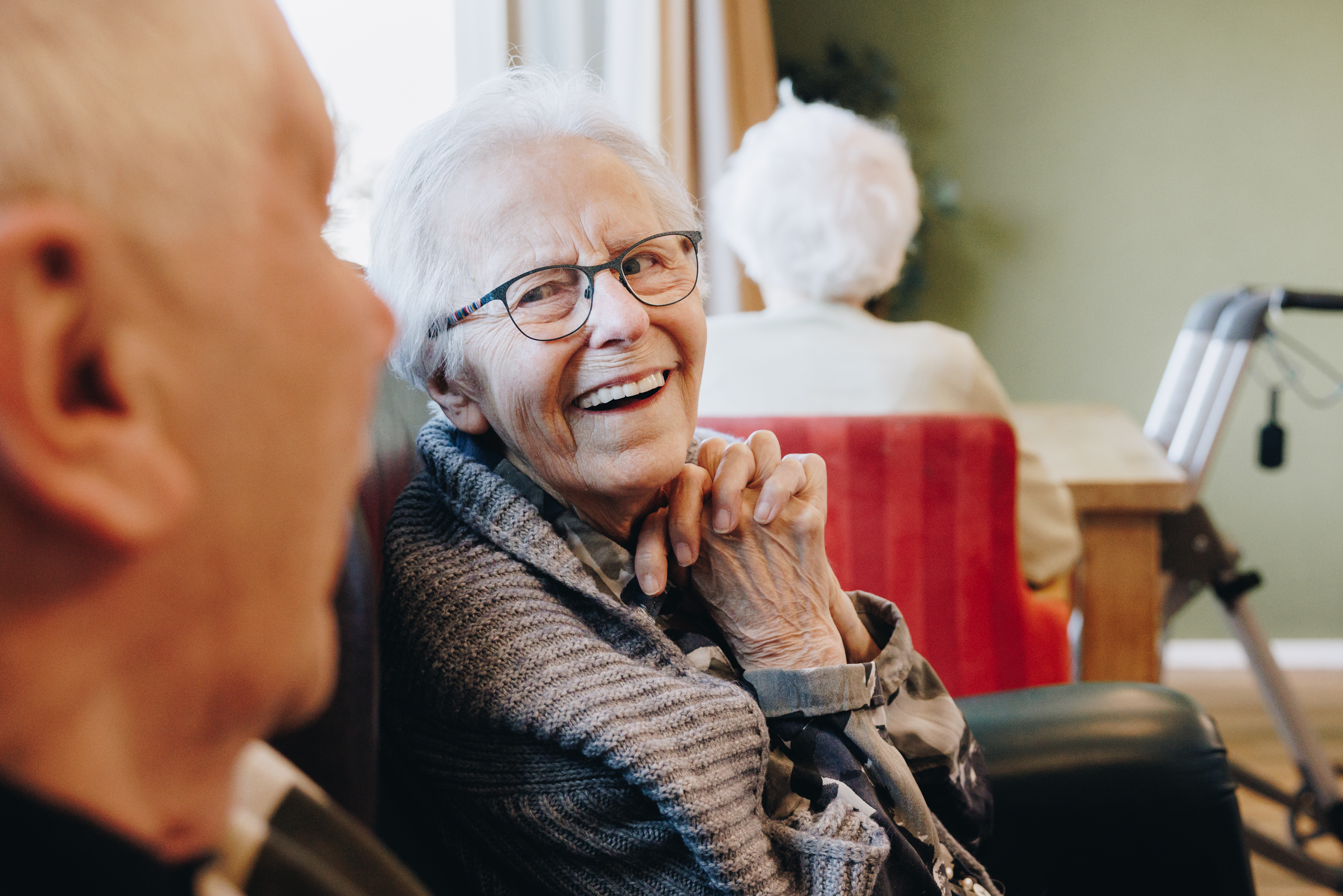 Ronssehof Bewoners Man Vrouw Lachen Kijken Interactie