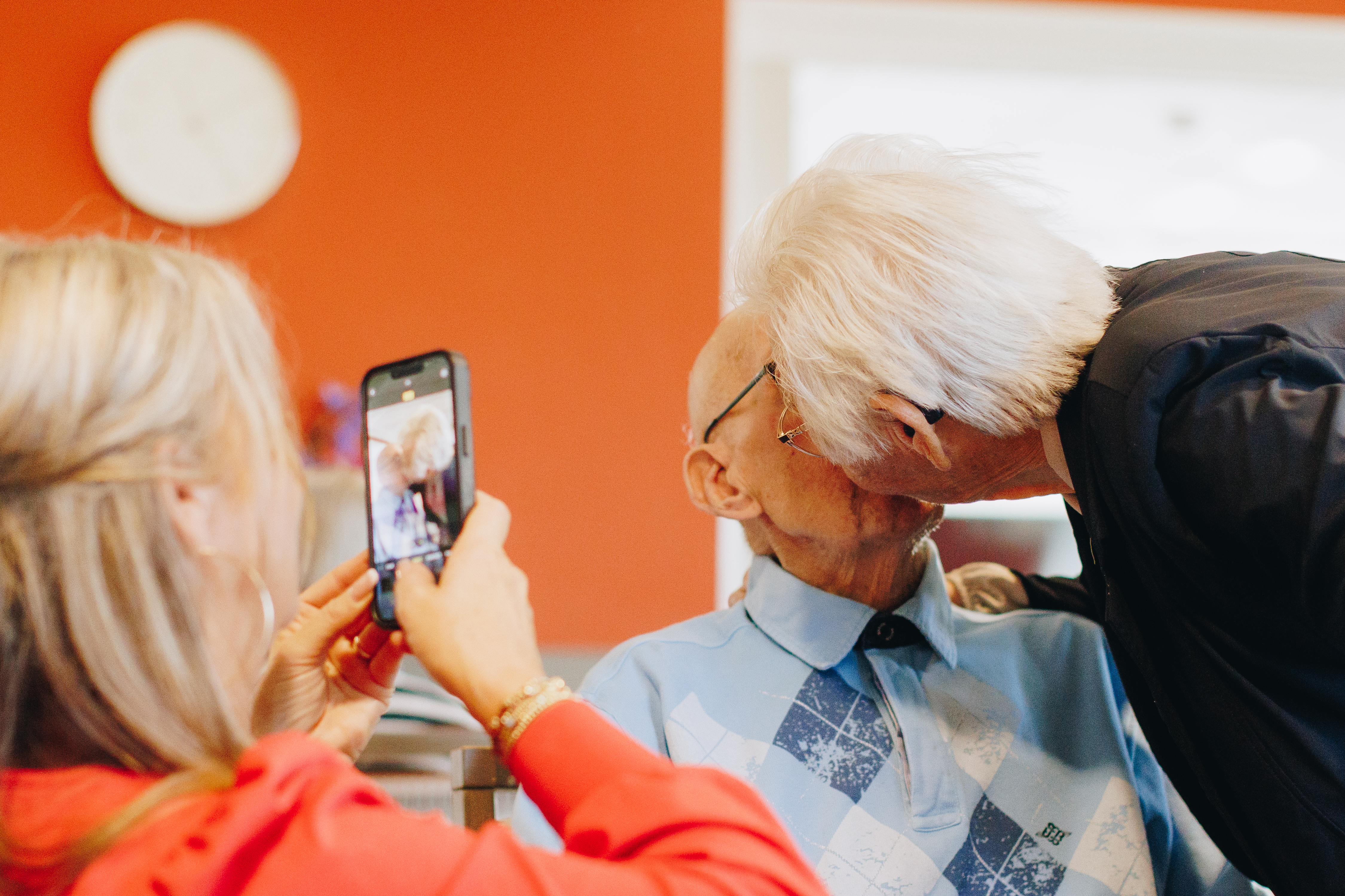03 10 2024 De Reehorst Zorgpartners Bewoner Echtpaar Kus Telefoon Liggend