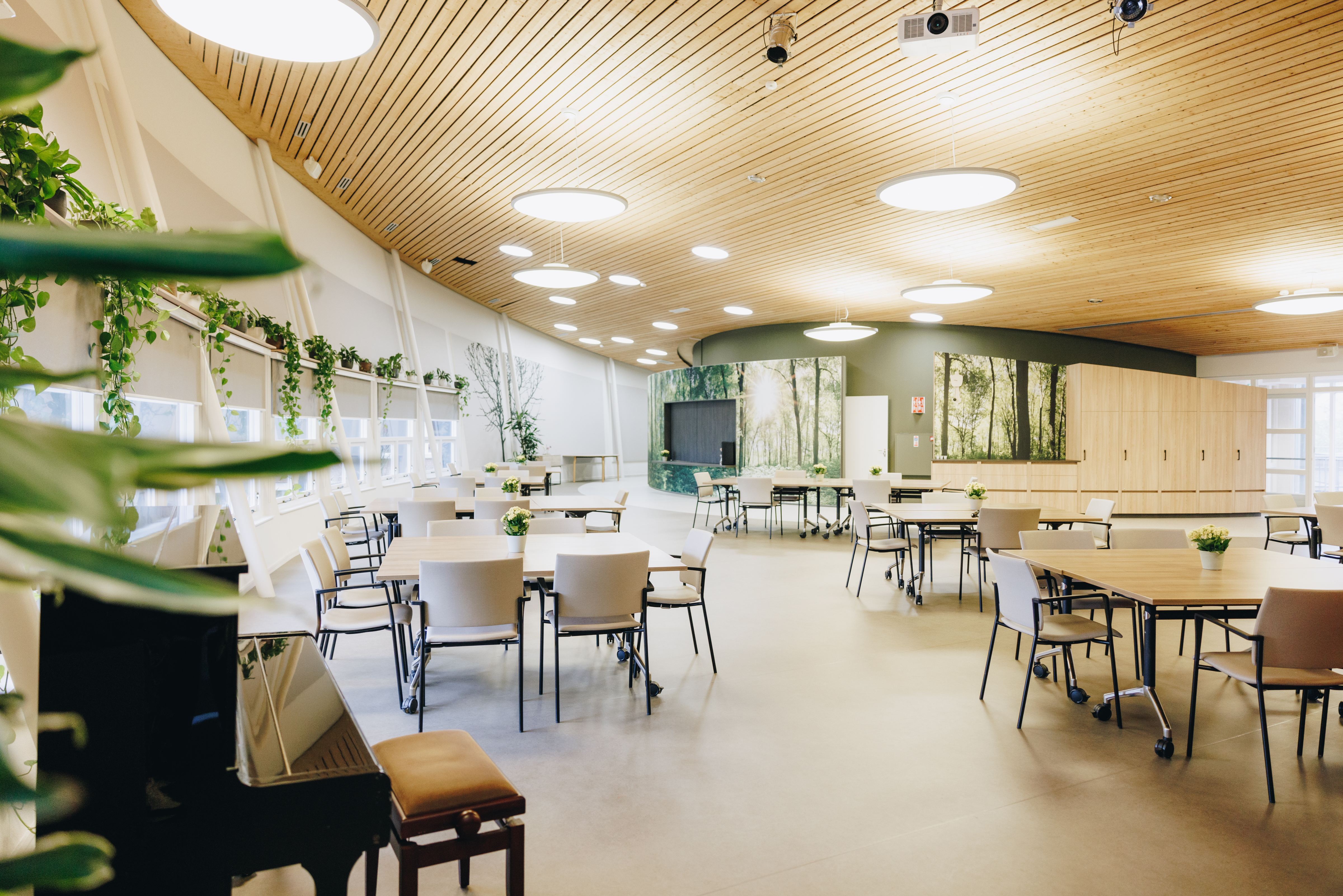 20 04 2023 Irishof Zorgpartners Grotezaal Zaalverhuur Planten Tafels Stoelen