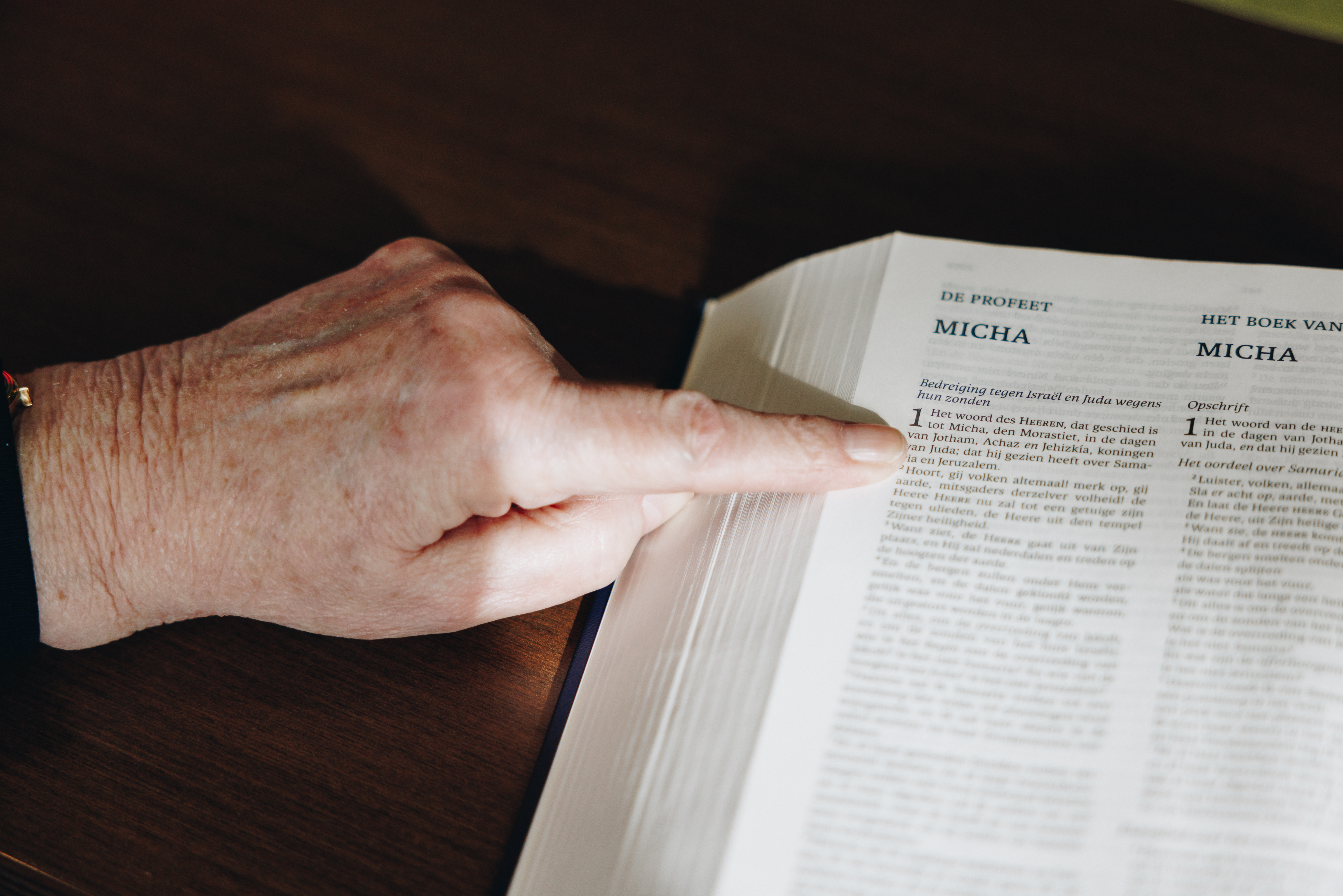 17 02 2023 Zorgpartner Slothoven Bewoner Bijbel Bijbeltekst Aanwijzen Vinger