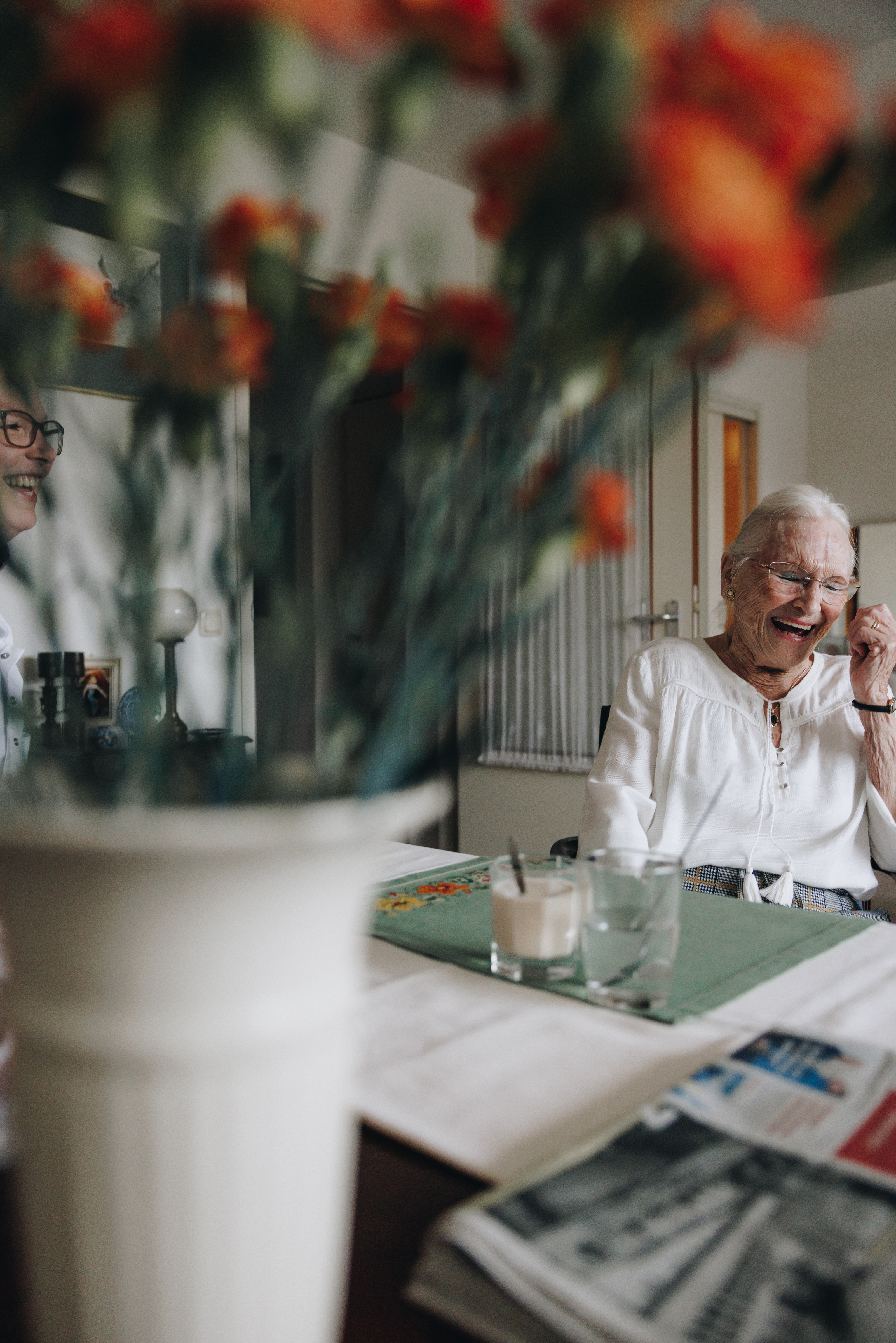 17 04 2023 Zorgpartners Thuiszorg Tafel Bloemen Cliënt Lach