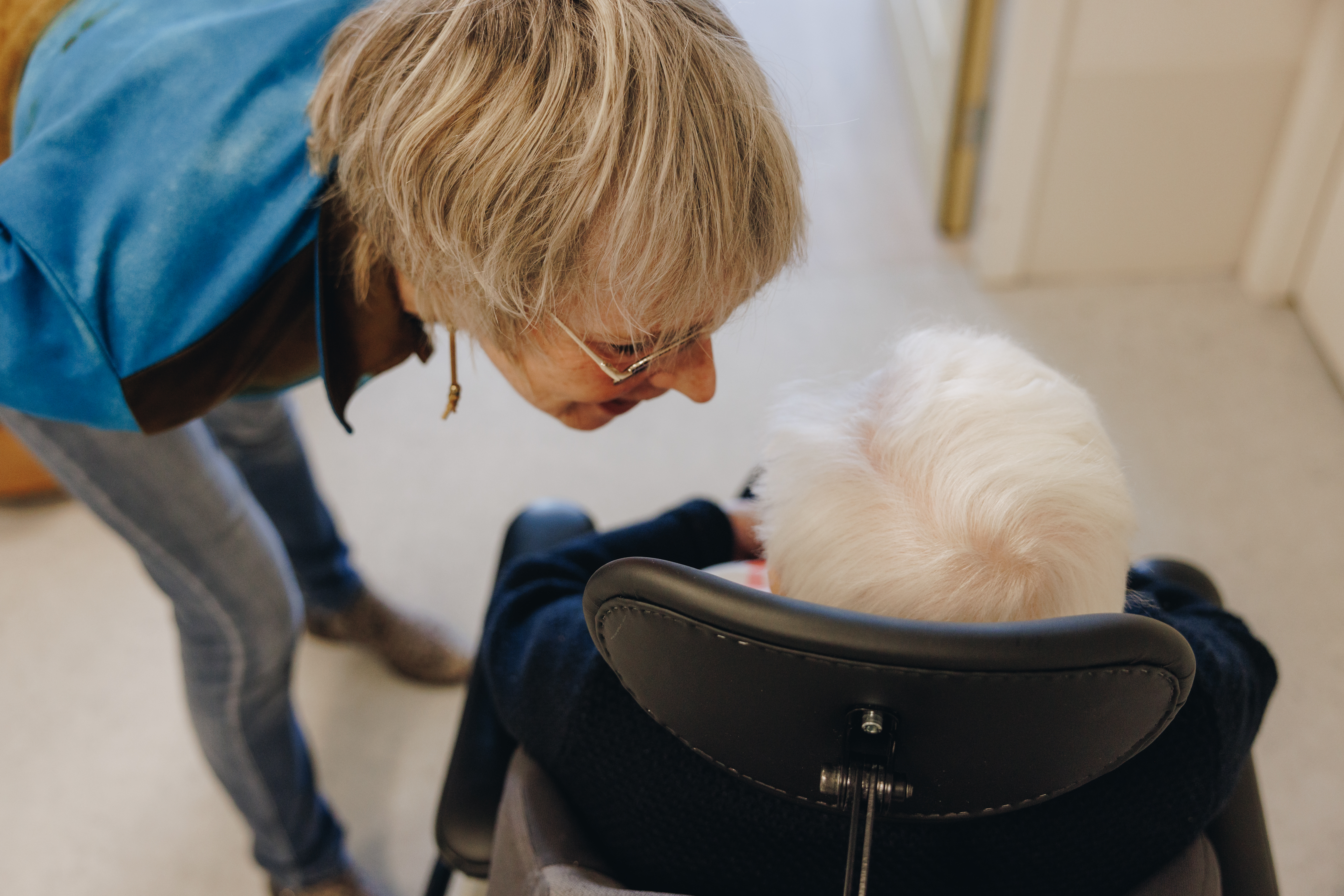 03 04 2023 Gouwestein Zorgpartners Medewerker Rolstoel Bewoner Praten