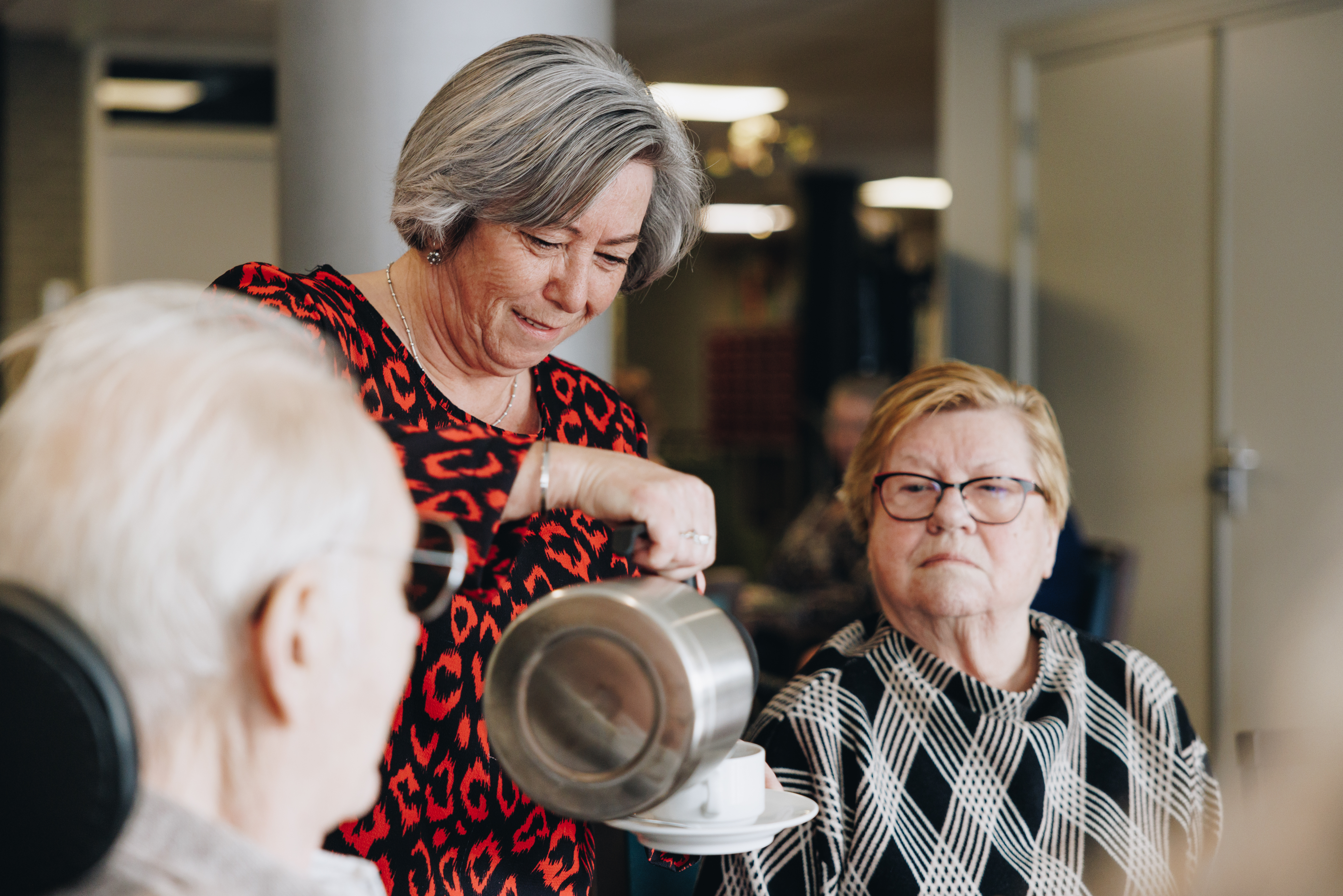 17 02 2023 Zorgpartner Slothoven Bewoners Medewerker Koffie Inschenken