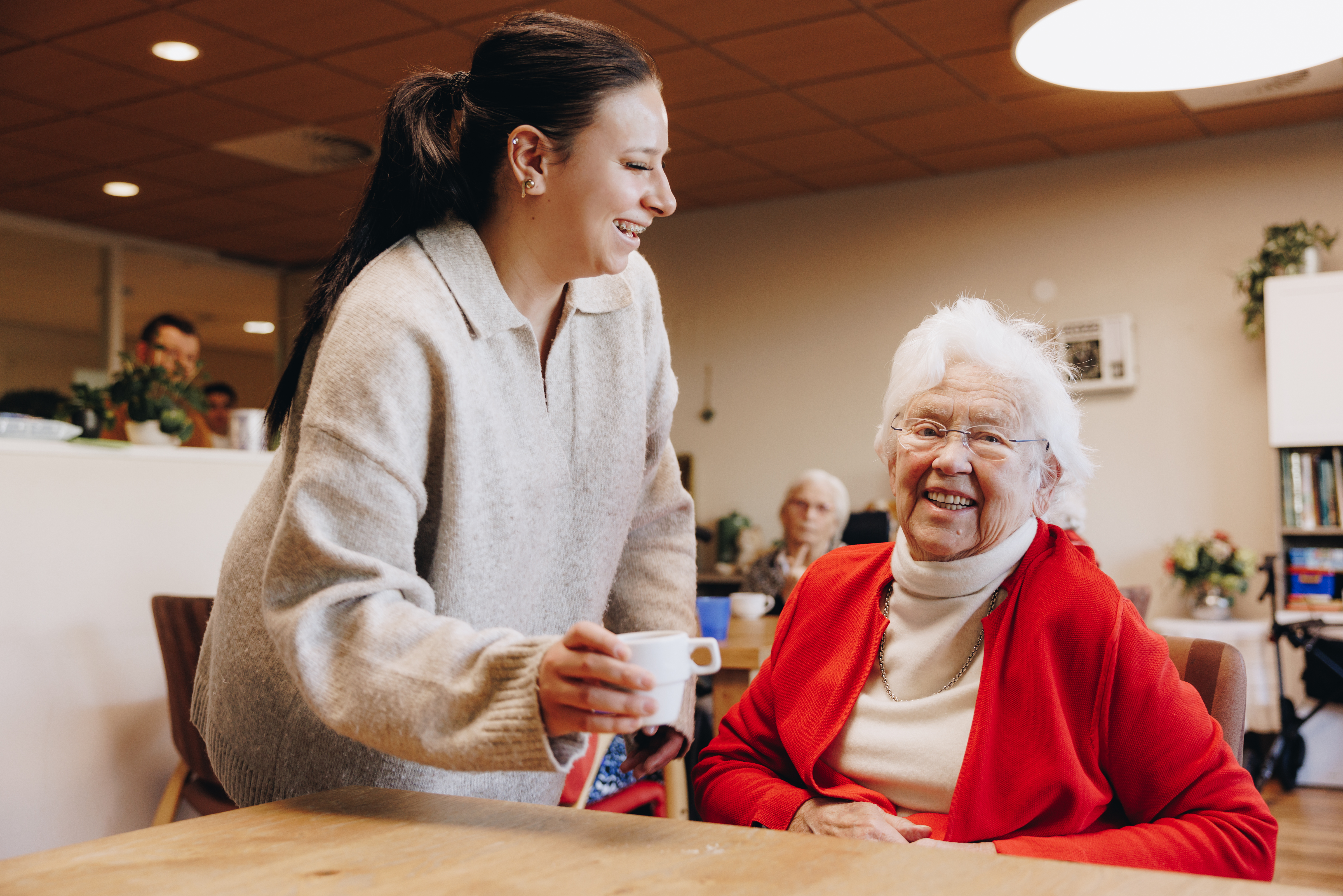 Ronssehof Bewoner Client Jongere Stagiair Lachen Interactie Praten Koffie Tafel 2