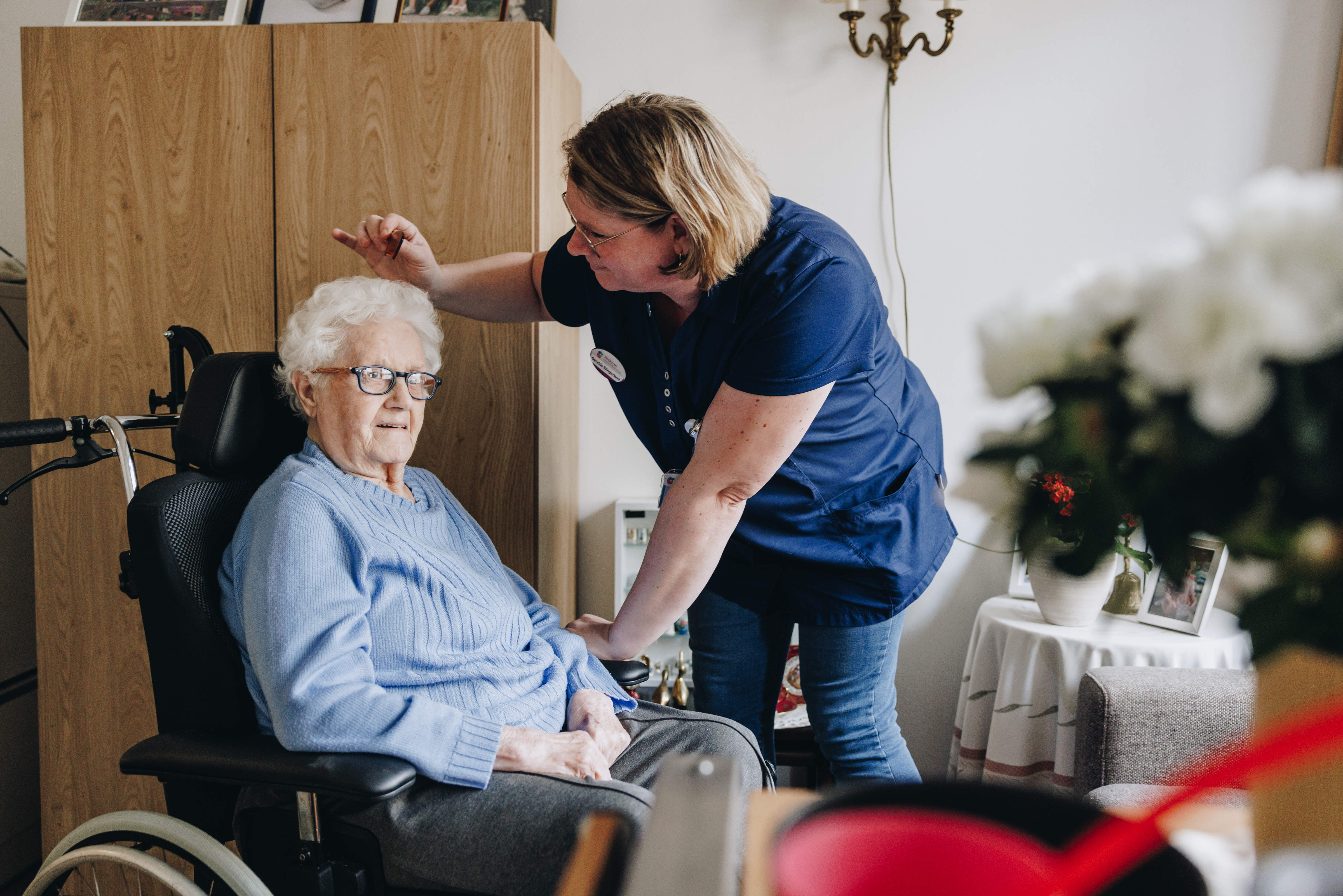 17 02 2023 Zorgpartner Slothoven Bewoner Kapper Haar Kammen Rolstoel