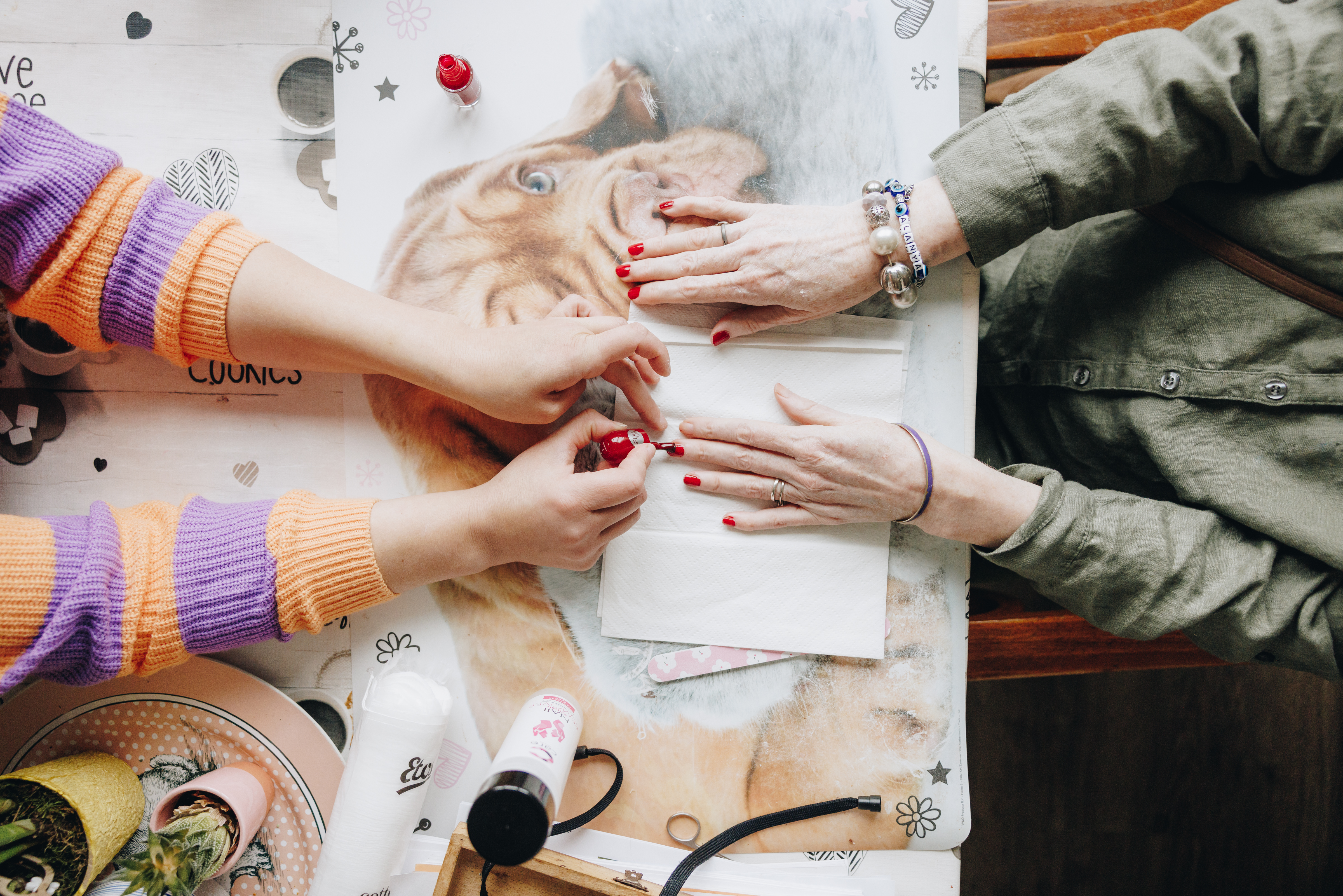 18 04 2023 Zorgpartners De Hanepraij Bewoner Sieraden Closeup (2)