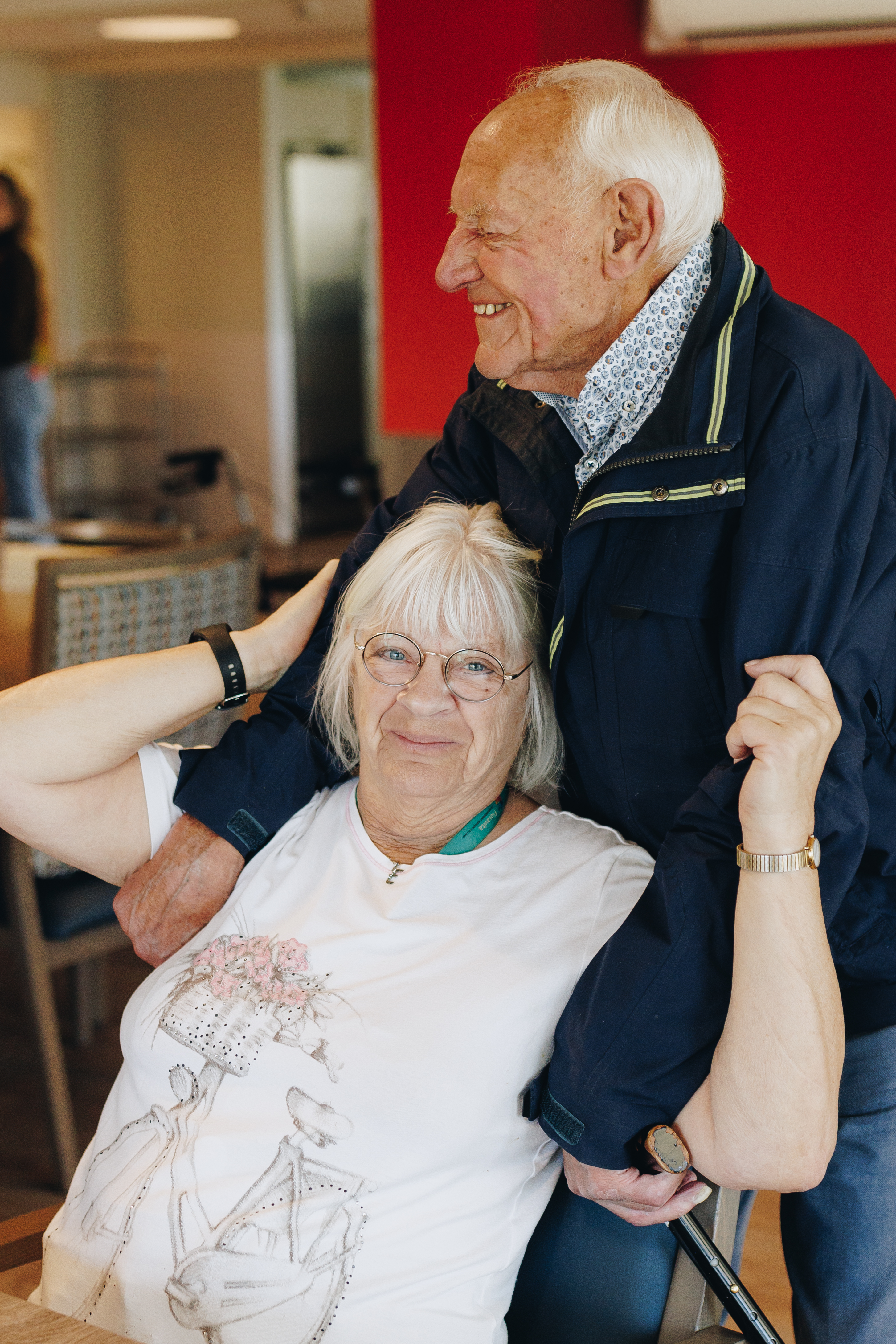 03 10 2024 De Reehorst Zorgpartners Bewoners Samen Knuffel Staand