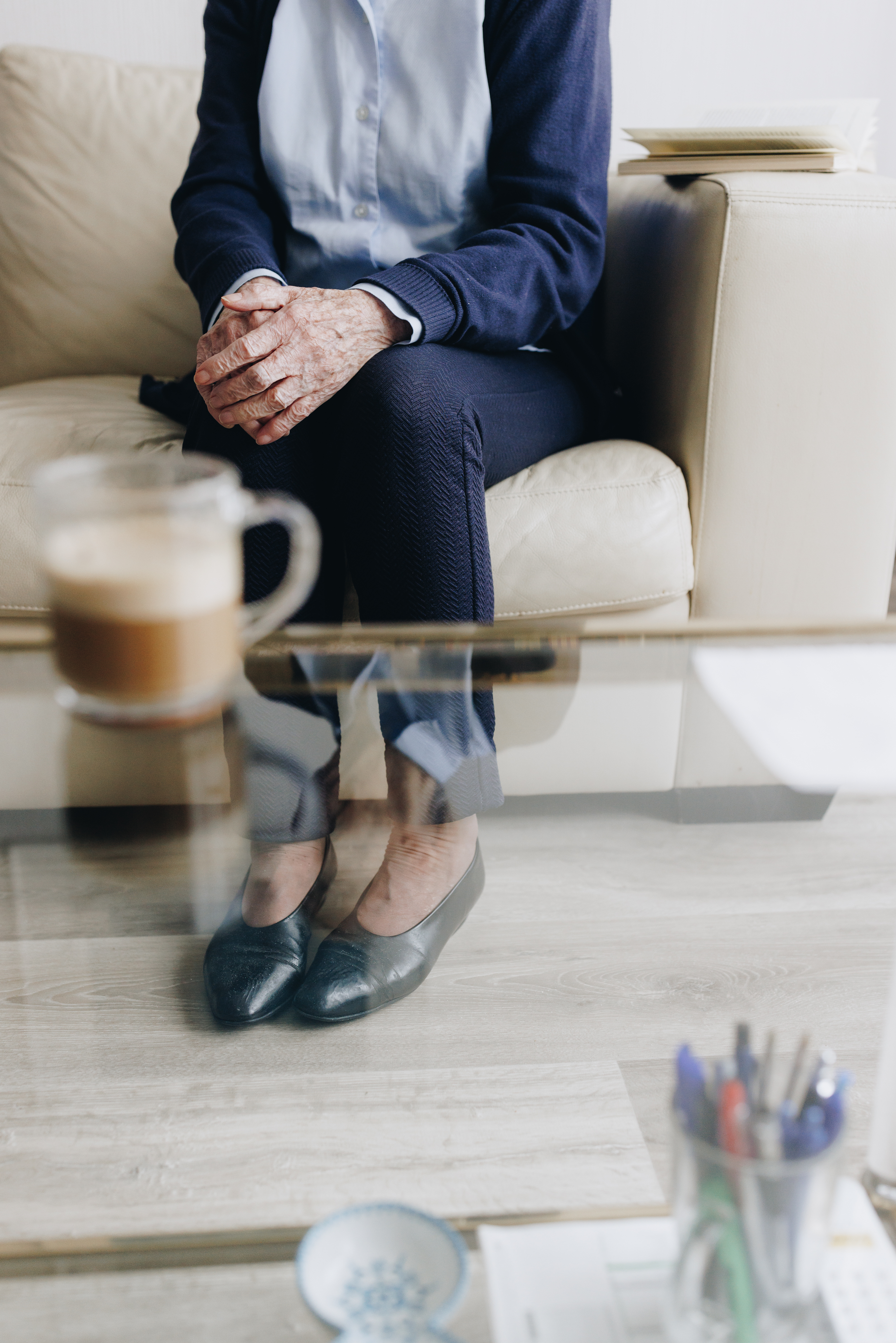 06 04 2023 ZPMH Julianastaete Bijzettafel Bewoner Vrouw Kamer Bank